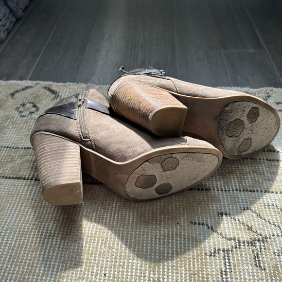 Carlos by Carlos Santana Brown Ankle Booties with Stacked Heel - Picture 3 of 3